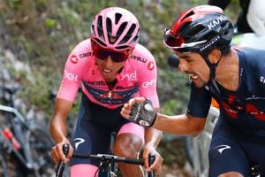 Daniel Martínez (der.) y Egan Bernal, corredores colombianos del Ineos en el Giro de Italia.