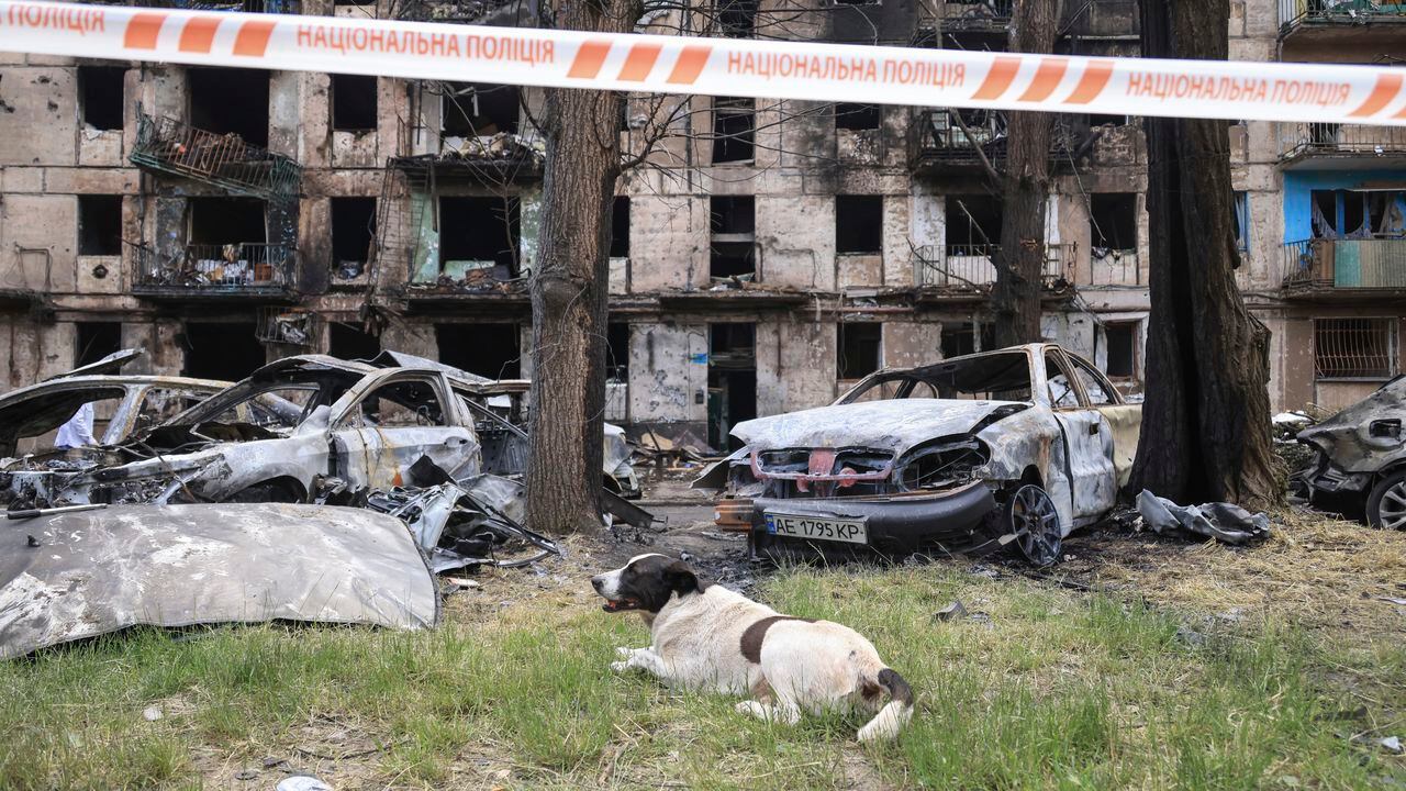 Una escena del último ataque con cohetes rusos que dañó un edificio de apartamentos de varios pisos en Kryvyi Rih, Ucrania, el martes 13 de junio de 2023
