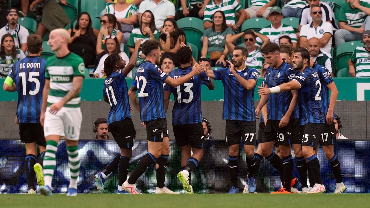 Atalanta celebrando su victoria, como visitante, ante el Sporting Lisboa por la Europa League.