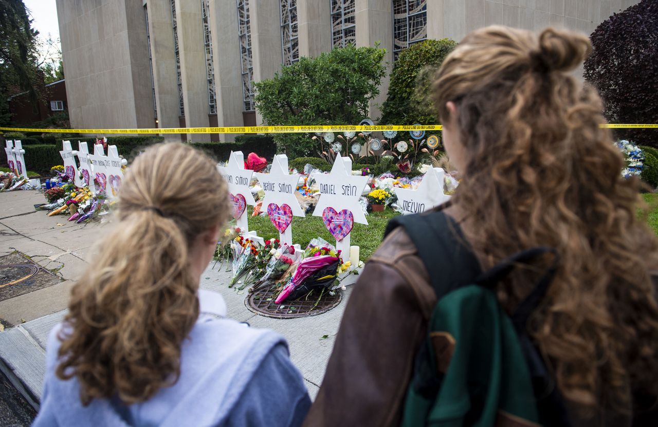 Miembros de Pittsburgh y la comunidad de Squirrel Hill presentan sus respetos en el monumento a las 11 víctimas de la masacre de la Sinagoga del Árbol de la Vida perpetrada por el sospechoso Robert Bowers