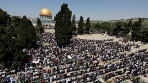 Fieles musulmanes palestinos participan en las oraciones del último viernes de Ramadán, en el complejo de Al-Aqsa, también conocido por los judíos como Monte del Templo, en medio del conflicto en curso entre Israel y el grupo islamista palestino Hamás, en la Ciudad Vieja de Jerusalén, el 5 de abril de 2024.