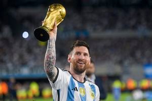 Lionel Messi de Argentina levanta la réplica del equipo ganador del trofeo de la Copa Mundial de la FIFA durante una ceremonia de celebración para los aficionados locales después de un partido amistoso de fútbol internacional contra Panamá en el estadio Monumental de Buenos Aires, Argentina, el jueves 23 de marzo de 2023. 