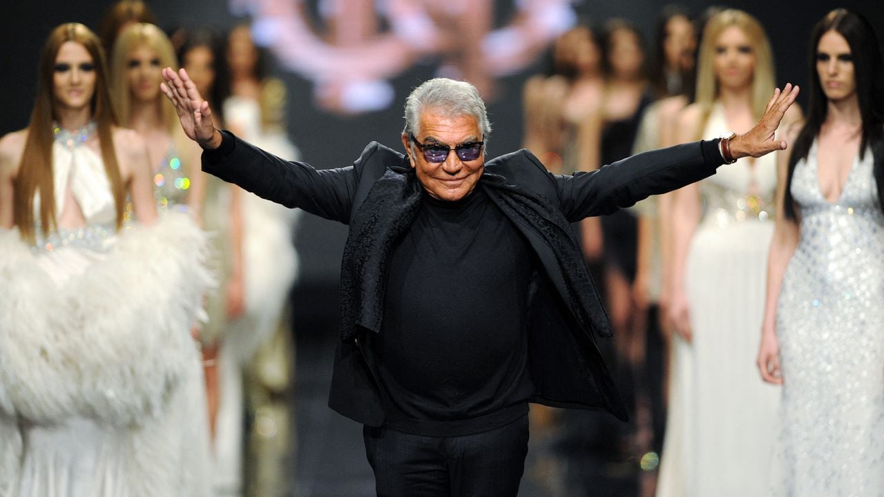(ARCHIVOS) El diseñador de moda italiano Roberto Cavalli durante un desfile de moda en junio de 2013. Cavalli falleció a los 83 años, anunciaron hoy los medios italianos. (Foto de SAVO PRELEVIC / AFP)