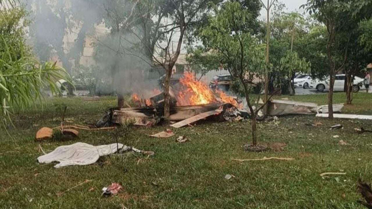 Cinco personas perdieron la vida luego de que se precipitara a tierra una aeronave en un lugar residencial en la localidad de  Jaboticabal, en San Paulo.