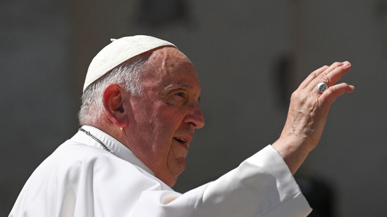 El Papa Francisco saluda al salir al final de la audiencia general semanal el 7 de junio de 2023.