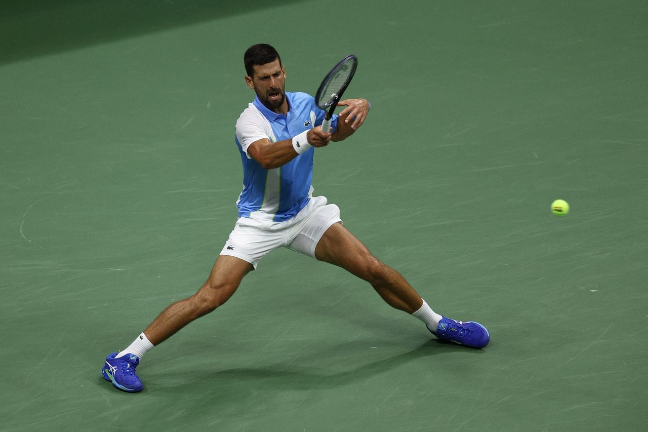 Novak Djokovic hace una devolución tras un saque del estadounidense Ben Shelton, en la semifinal del US Open de los EStados Unidos 2023.