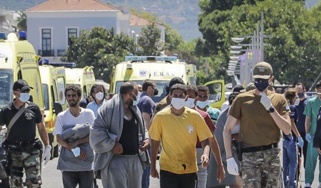 Algunos migrantes que lograron sobrevivir al naufragio son atendidos en centros de salud de Grecia