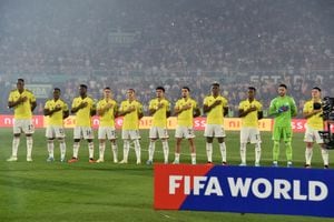 Colombia durante los himnos en el estadio Defensores del Chaco