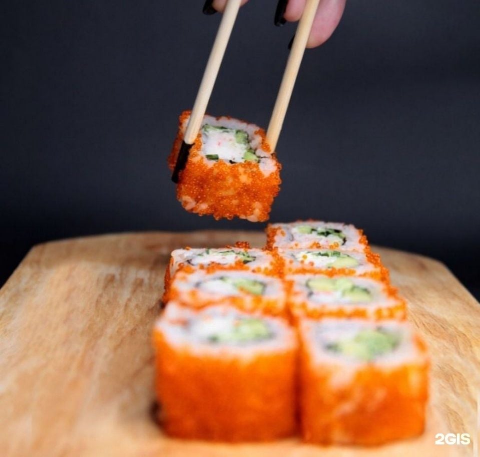 La palabra ‘sushi’  es de origen japonés y hace referencia a la unión de dos palabras: ‘Su’, que  se refiere al vinagre de arroz, y ‘Shi’, que significa  arroz.