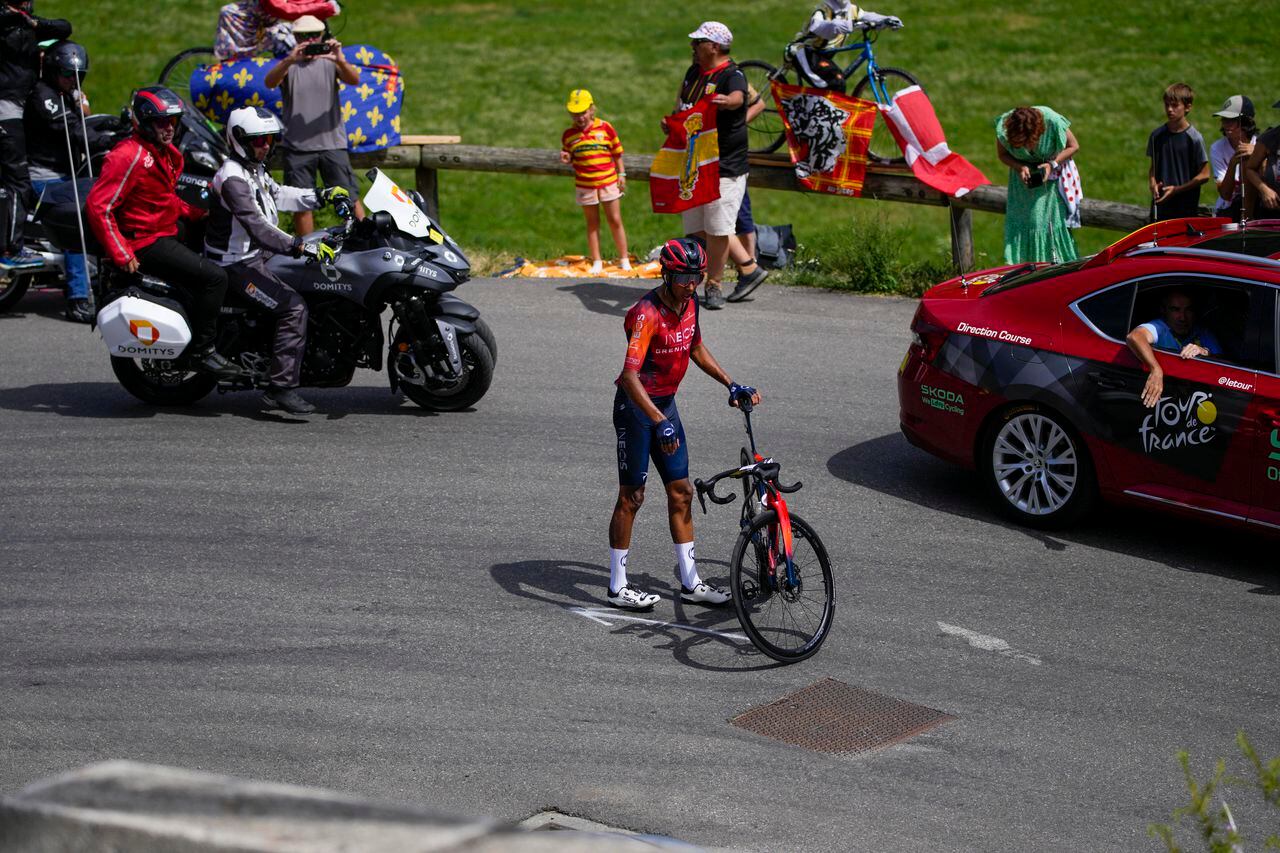 Egan Bernal de Colombia se levanta después de chocar en una curva cerrada durante la decimoséptima etapa de la carrera ciclista del Tour de Francia de 166 kilómetros (103 millas) con inicio en Saint-Gervais Mont-Blanc y final en Courchevel, Francia, el miércoles 19 de julio de 2023. (Foto AP/Daniel Cole)