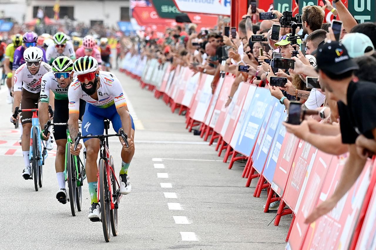 El ciclista francés del Team Totalenergies, Geoffey Soupe, cruza la línea de meta en primer lugar durante la séptima etapa de la vuelta ciclista a España 2023, una carrera de 201 km de Utiel a Oliva, el 1 de septiembre de 2023. (Foto de JOSÉ JORDANIA / AFP )