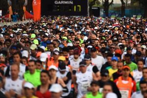 Atletas durante el Maratón de Buenos Aires el 11 de octubre de 2015 en Buenos Aires, Argentina. (Foto de Amilcar Orfali/LatinContent vía Getty Images)