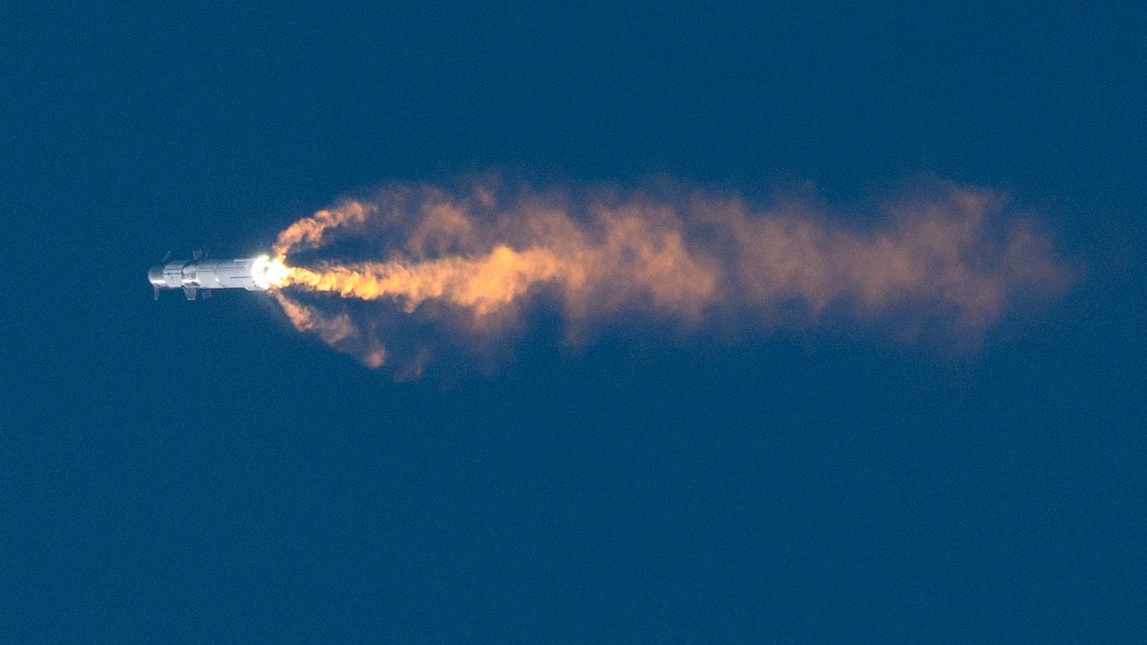 El SpaceX Starship despega de la plataforma de lanzamiento durante una prueba de vuelo desde Starbase en Boca Chica, Texas, el 20 de abril de 2023.