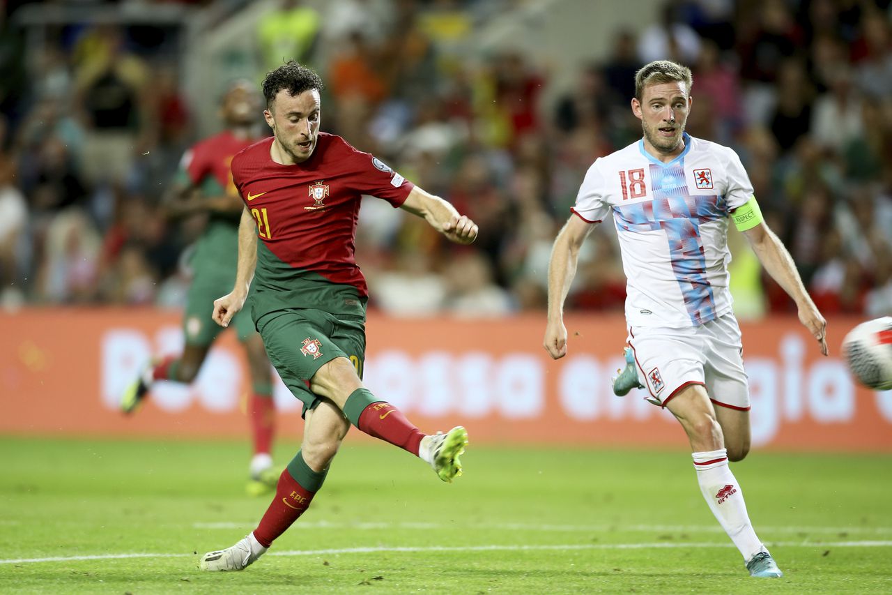 El delantero del Liverpool, Digo Jota, dispara a gol en el partido entre Portugal y Luxemburgo por las Eliminatorias Eurocopa 2024, en donde anotó un doblete.