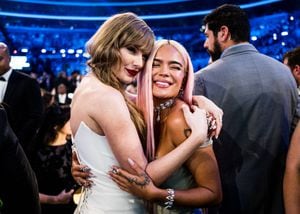 Taylor Swift y Karol G asisten a la 66.a entrega de los premios Grammy y causaron sensación entre sus fanático por su icónico encuentro.