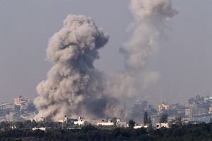 Una fotografía tomada desde el sur de Israel el 1 de noviembre de 2023 muestra humo elevándose sobre edificios en la Franja de Gaza durante un ataque israelí, en medio de las batallas en curso entre Israel y el grupo palestino Hamás.  (Photo by JACK GUEZ / AFP)