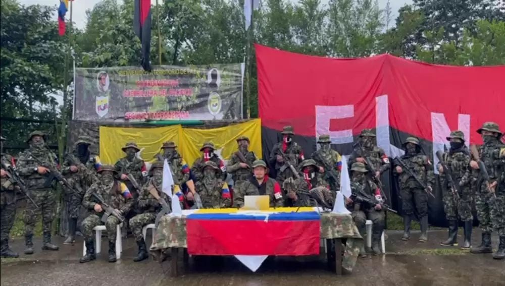 La Segunda Marquetalia de las disidencias de las Farc y el Frente Comunero del ELN anunciando la alianza criminal con sus respectivos uniformes.