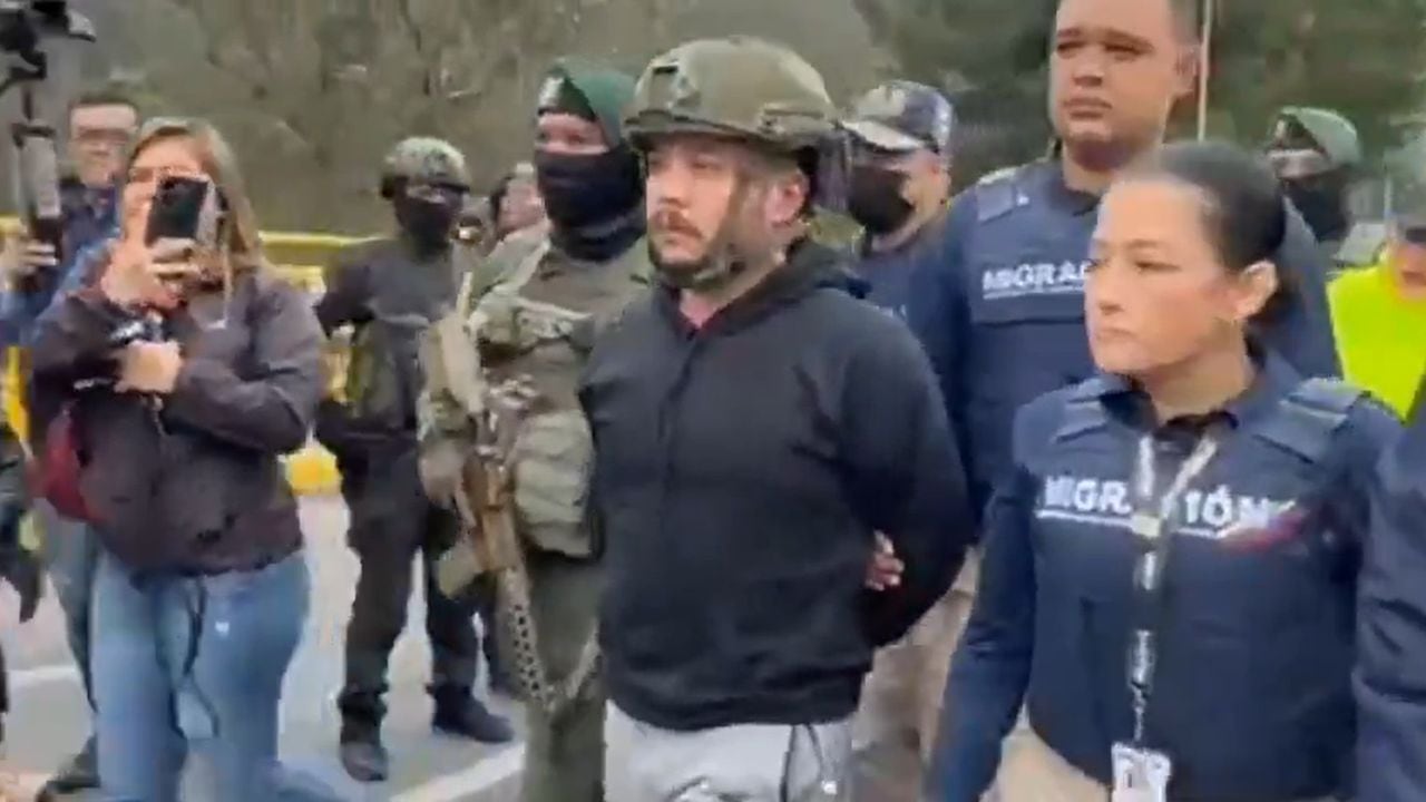 Este es el momento exacto en el que el narcotraficante fue entregado a las autoridades colombianas.