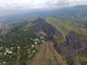 Así quedó el Cerro de Cristo Rey tras el voraz incendio de este martes.