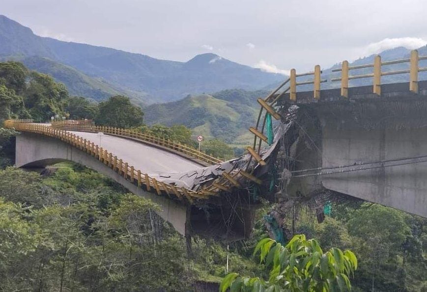 Colapso de puente en el sector Los Grillos