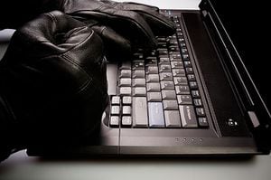 La Ley 1273 de 2009 sobre delitos informáticos y la protección de la información y de los datos, establece penas de entre 6 y 14 años de prisión por hurto por medios informáticos y semejantes.