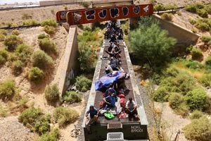 Migrantes viajan en un tren con la intención de llegar a Estados Unidos, en Ciudad Juárez, México, el 20 de septiembre de 2023.