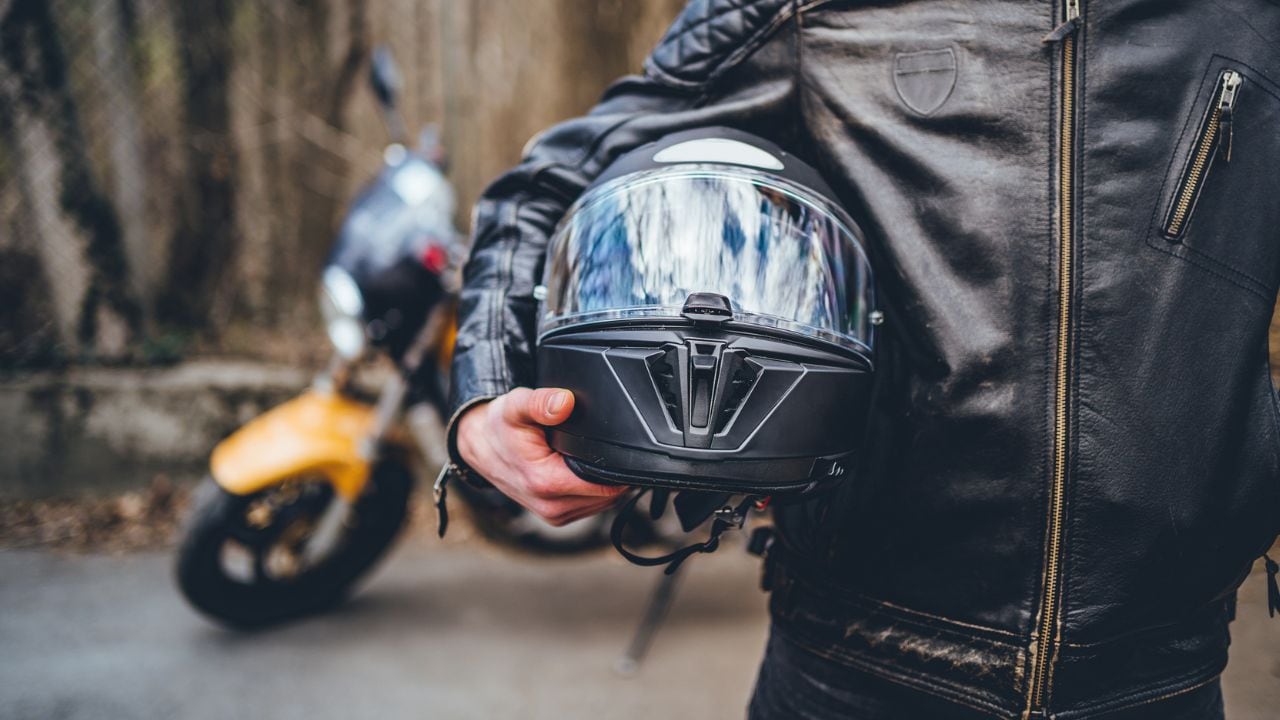 Usas un antivaho en tu casco de moto? – Seguridad en moto
