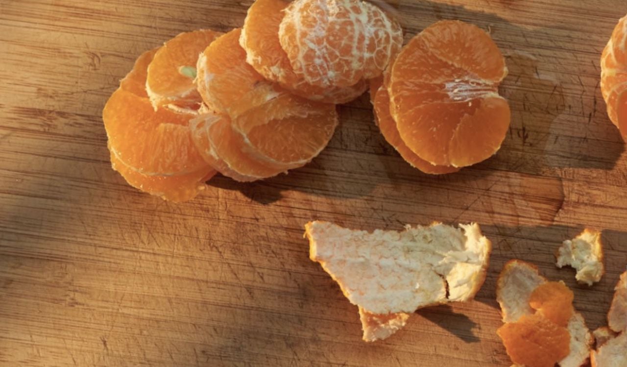 Una taza de gajos de mandarina aporta entre un 2 % y un 4 % de la ingesta diaria recomendada de estos tres minerales
