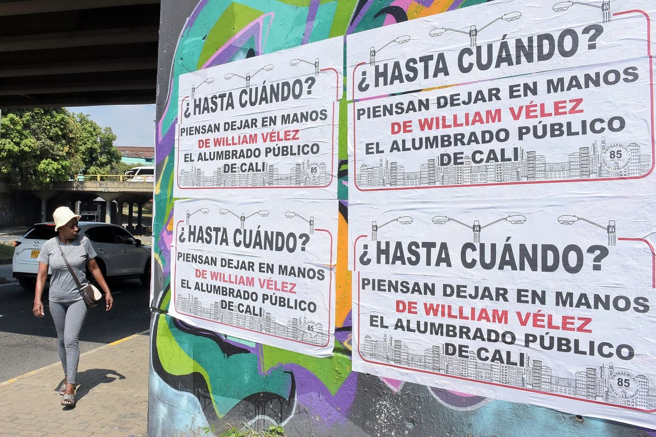 En muchas paredes de la ciudad han aparecido estos carteles, los cuales protestan por la posible adjudicación del contrato de alumbrado público de Cali al señor William Vélez, propietario de Mega Proyectos que ha tenido este negocio durante los últimos 20 años.