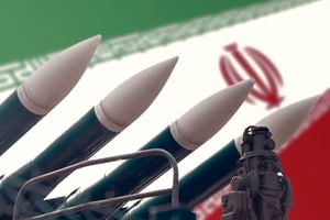 Misiles de crucero en el fondo de la bandera de Irán. El concepto de conflicto militar en el Golfo Pérsico. La amenaza de guerra.