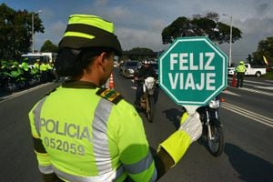 Una mujer de la policía de carreteras da la bienvenida al plan éxodo en las carreteras del Valle. (Foto: José Luis Guzmán)