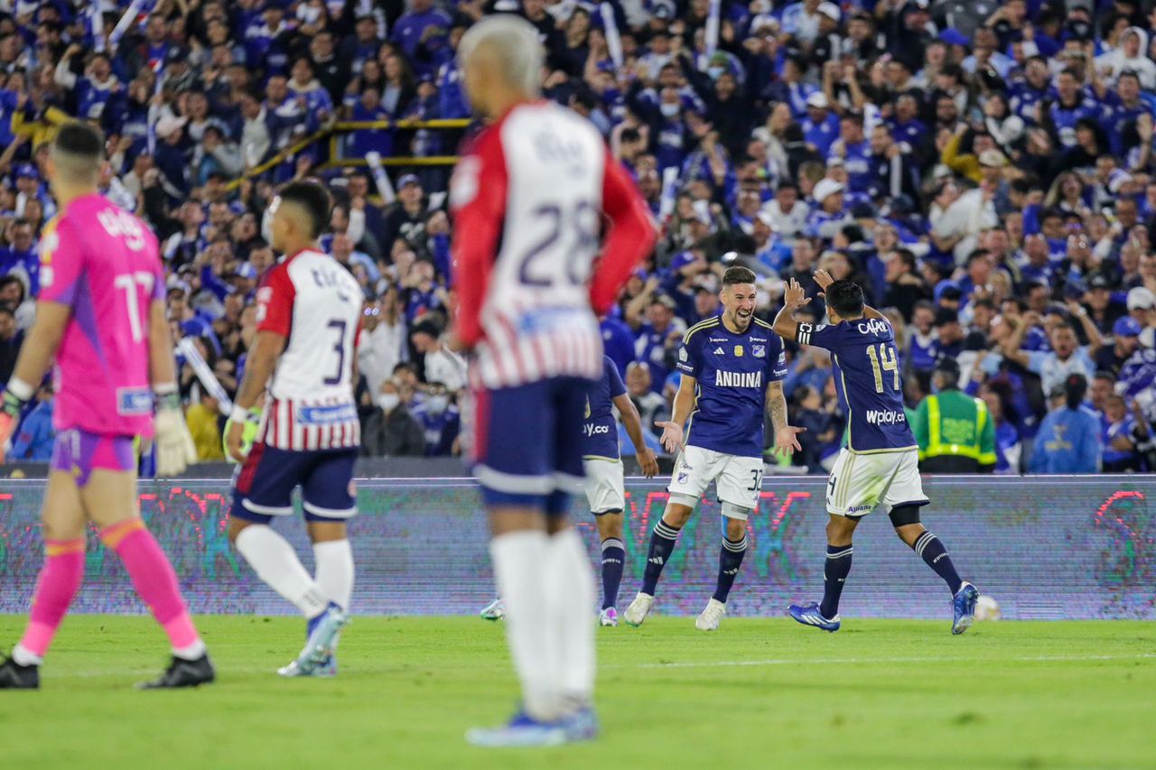 Jugadores del Millonarios celebran el gol marcado por Santiago Giordana para el 1-0 contra Junior de Barranquilla, 1-1 en la serie, en el final de vuelta de la Superliga 2024.