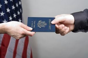 Los mexicanos que deseen obtener una visa americana en el año 2024 deben estar preparados para posibles cambios en el costo del trámite, los cuales podrían afectar su presupuesto de viaje.