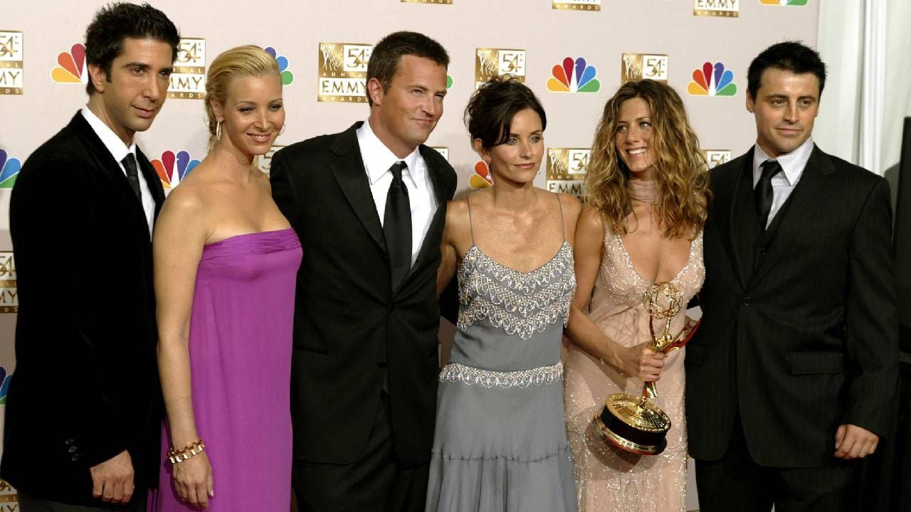 El elenco de "Friends" aparece en la sala de fotografías de la 54ª edición de los premios Emmy en Los Ángeles el 22 de septiembre de 2002.