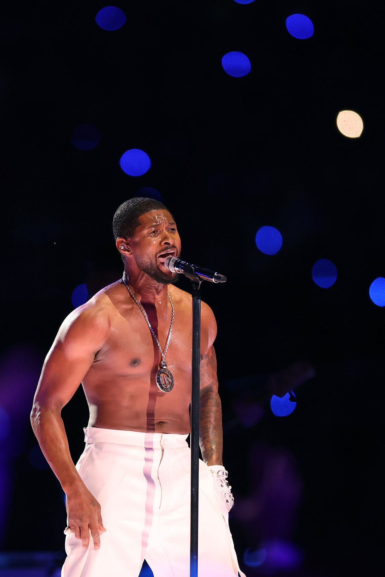 Usher en modo Vegas: la figura del R&B entusiasmó a los 61.000 espectadores en el emblemático show del intermedio, muy inspirado en la simbología de la capital del juego.