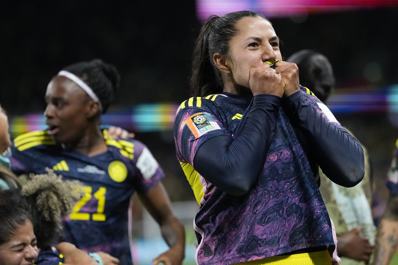 Manuela Vanegas de Colombia, a la derecha, celebra después de anotar el segundo gol de su equipo durante el partido de fútbol del Grupo H de la Copa Mundial Femenina entre Alemania y Colombia en el Estadio de Fútbol de Sídney, en Sídney, Australia, el domingo 30 de julio de 2023. (Foto AP/Rick Rycroft)