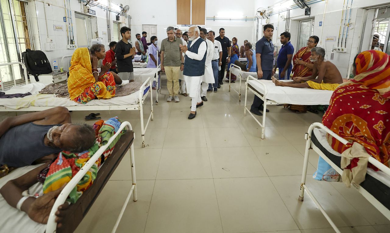 El primer ministro de India, Narendra Modi, visita un hospital para reunirse con las víctimas de una colisión de tres trenes cerca de Balasore, en el estado de Odisha, en el este de India.