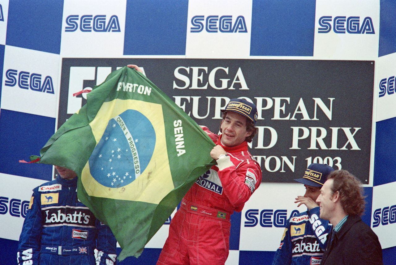 El piloto brasileño Ayrton Senna ondea la bandera brasileña tras ganar el Gran Premio de Europa en Donington Park con un McLaren Ford el 11 de abril de 1993. (Foto de Pascal PAVANI / AFP)