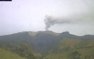 Imagen de archivo del 10 de abril de 2023 del Servicio Geológico Colombiano, del Volcán Nevado del Ruiz, el cual ha venido presentado actividad importante y se encuentra en estado de alerta naranja.