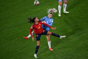 La delantera de España #18 Salma Paralluelo (L) y el defensor de Inglaterra #05 Alex Greenwood luchan por el balón durante el partido de fútbol final de la Copa Mundial Femenina de Australia y Nueva Zelanda 2023 entre España e Inglaterra en el Estadio Australia en Sydney el 20 de agosto de 2023. (Foto por Saeed KHAN / AFP)