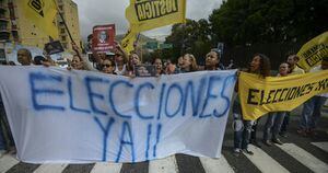 Ciudadanos protestan a las afueras de la Corte Suprema de Justicia en Caracas, para pedir que se dé inicio a los comicios. 
