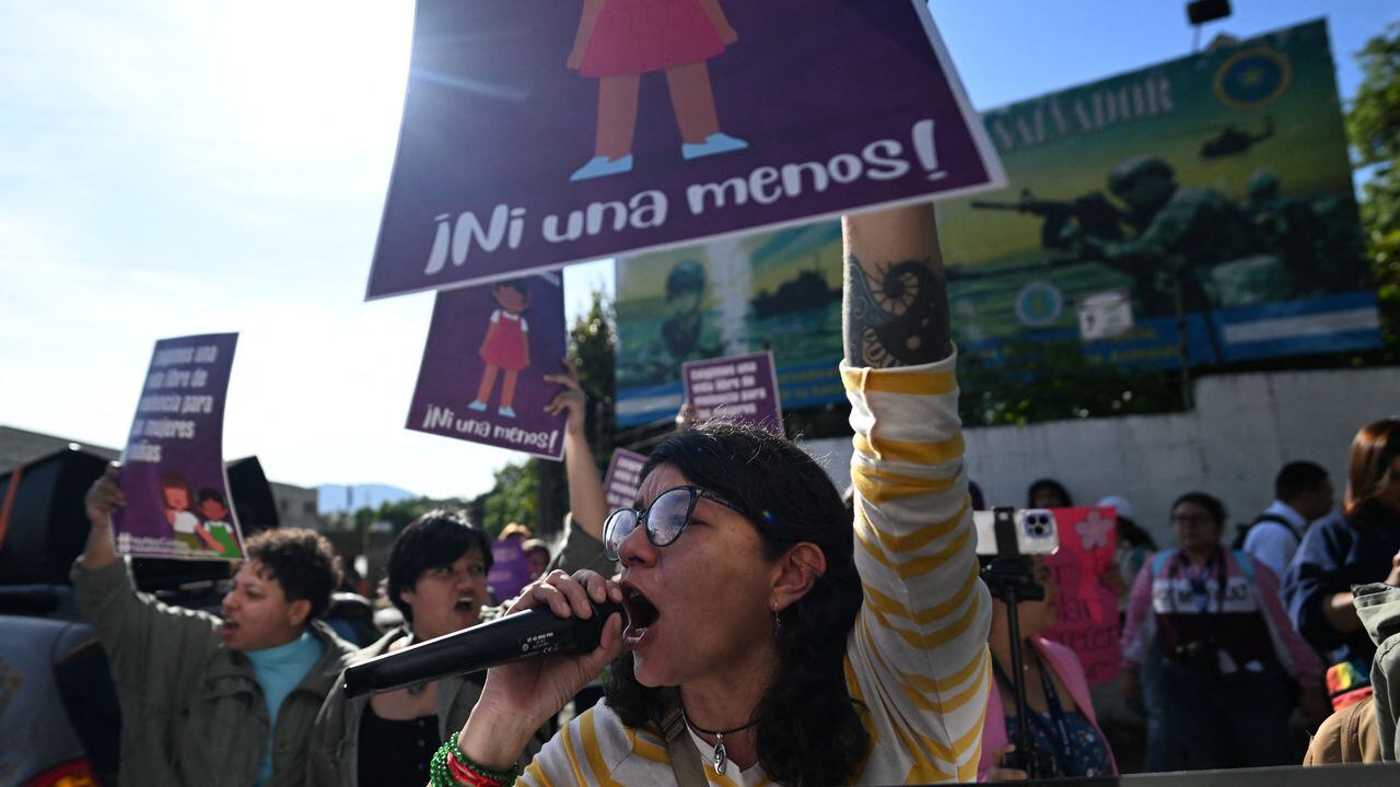 Mujeres pertenecientes al colectivo feminista protestan frente al Estado Mayor de las Fuerzas Armadas de El Salvador, contra la violación de niñas ocurrida en los últimos meses, de las cuales al menos una presuntamente fue cometida por militares