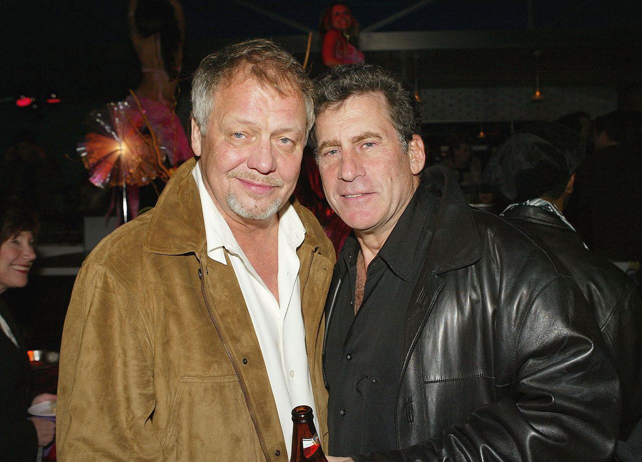Los actores David Soul  y Paul Micheal Glaser posan para una fotografía en la fiesta posterior al estreno de la película 'Starsky and Hutch' de Warner Bros.
