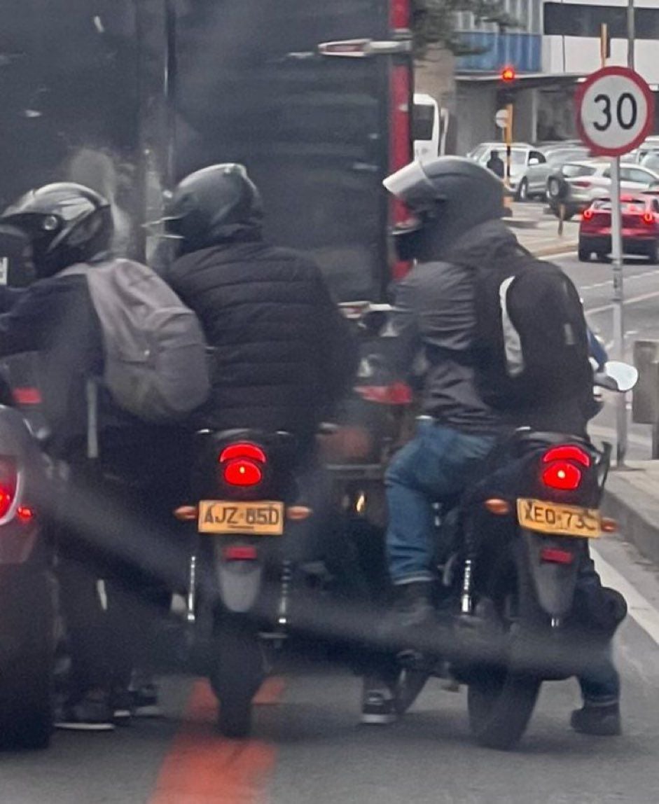 Estas son las placas de las motos que habrían participado en un atraco a mano armada en Bogotá