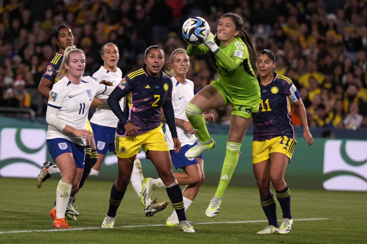La arquera de Colombia, Natalia Giraldo, salva el balón durante el partido de cuartos de final de la Copa Mundial Femenina de Fútbol entre Inglaterra y Colombia en el Estadio Australia en Sydney, Australia, el sábado 12 de agosto de 2023. (Foto AP/Mark Baker)