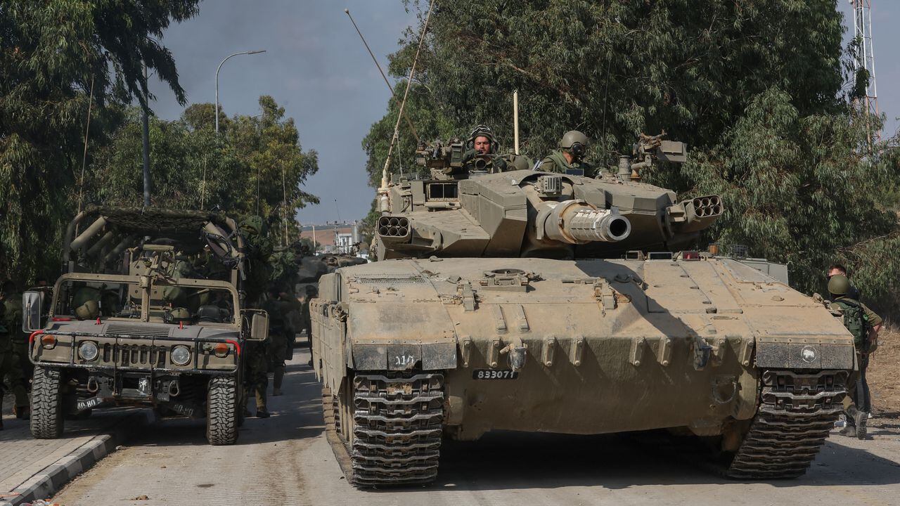 Los tanques israelíes abandonan el kibutz de Kfar Aza en el sur de Israel después de inspeccionar el área en la frontera con la Franja de Gaza, el 10 de octubre de 2023.