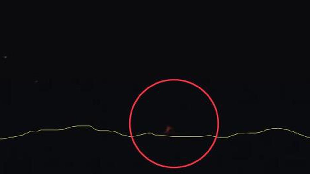 Las luces rojas fueron captadas por una cámara web utilizada para el monitoreo volcánico