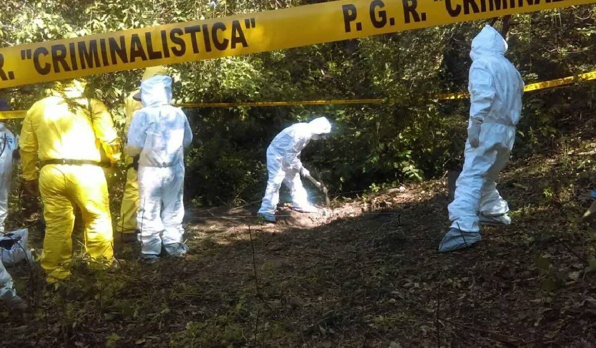 Hasta el día de hoy se han encontrado 52 bolsas de restos humanos en bolsas negras en al menos siete fosas en las que encontraron también ropa de las víctimas.