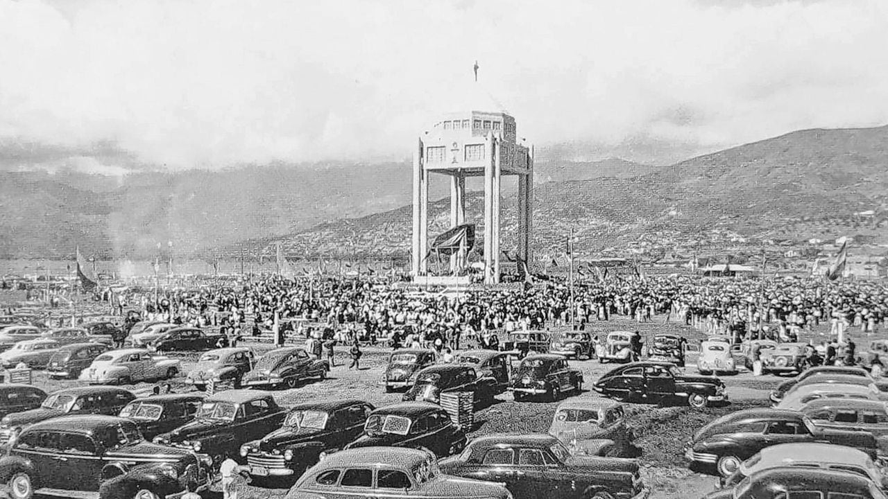 La construcción del Templete Eucarístico, con sus 44,10 metros de altura, sus 16 columnas de 23,10 metros con la plataforma y los 700 metros cuadrados alrededor, costó $ 98.000. Se terminó el 1 de mayo de 1948 y se mantiene, como testigo del evento religioso bolivariano.