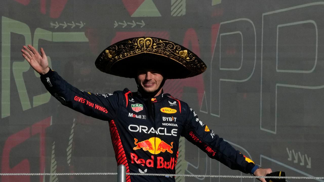 El piloto de Red Bull Max Verstappen de Holanda celebra después de ganar la carrera automovilística del Gran Premio de México de Fórmula Uno en el autódromo Hermanos Rodríguez en la Ciudad de México, el domingo 29 de octubre de 2023. (Foto AP/Fernando Llano)